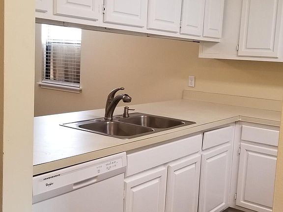 3rd image of 183 Poinsettia St