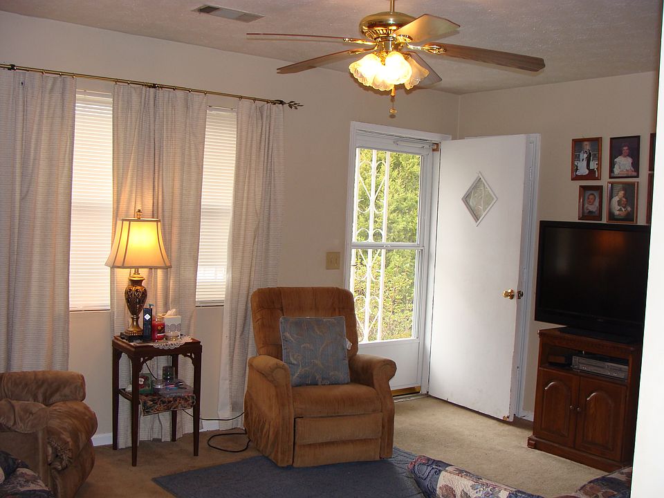 2nd image of 826 Betty St