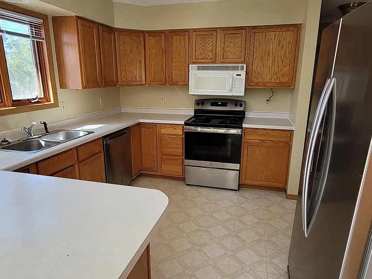 1013 Donald Ave SE — Photo 2