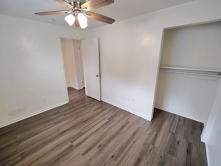 304 Constitution Ave — Photo 20