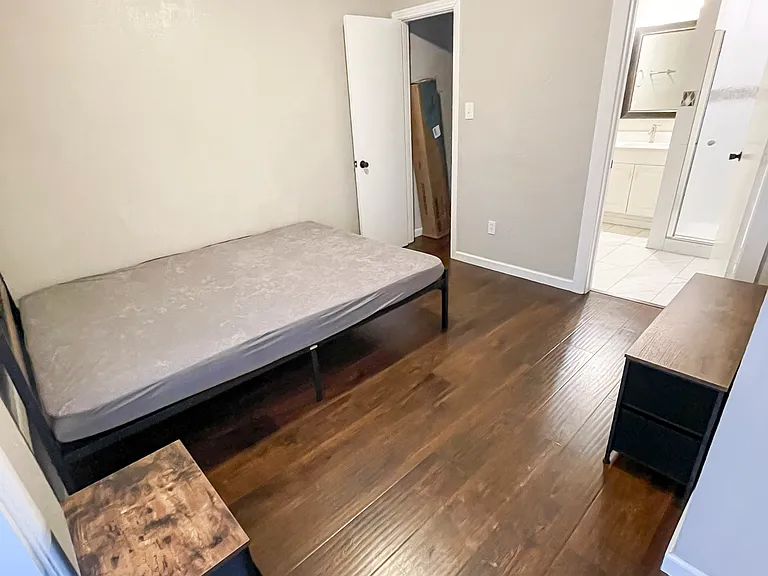 Room 1 with bathroom 103sqft