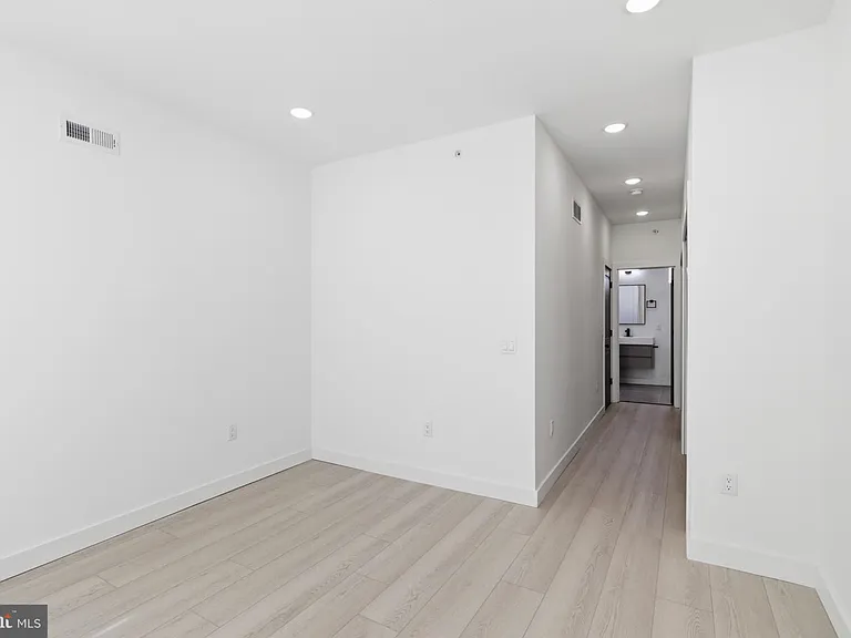 1024 W Orleans St — Photo 11
