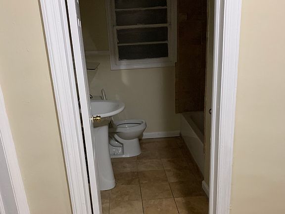 Bathroom. Tub/Shower Combo