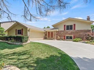 2619 N Stratford Rd, Arlington Heights, IL 60004