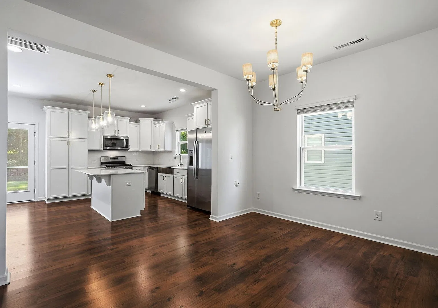4BR Home in Copper Ridge | First-Floor Suite, Office & Fenced Backyard — Photo 4