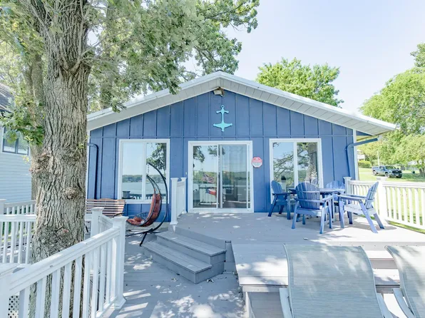 16884 255th Ave, Spirit Lake, IA 51360