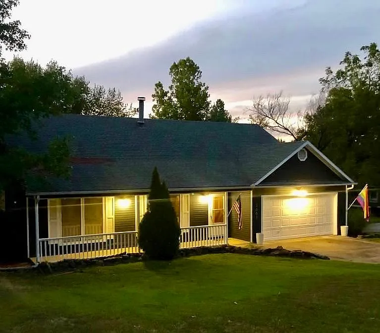 3 bed, 1656 sqft, $1,900 — Photo 1