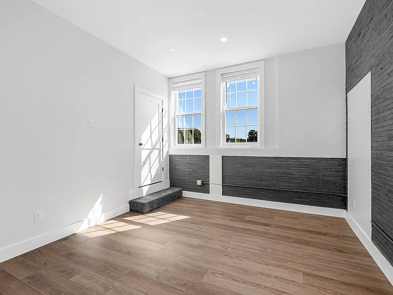 241 W 6th St #101 — Photo 14