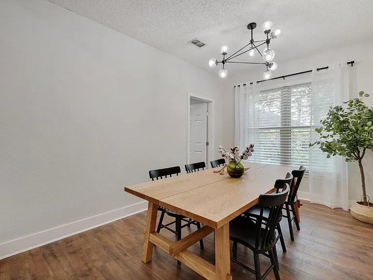 2200 Glenbrook St — Photo 13