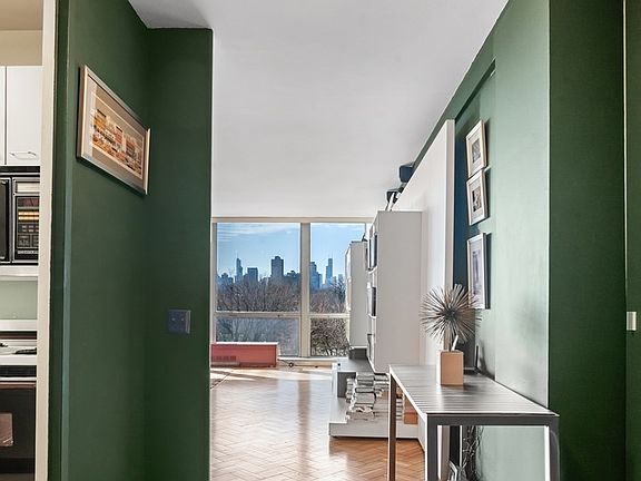 3rd image of 330 W Diversey Pkwy APT 507