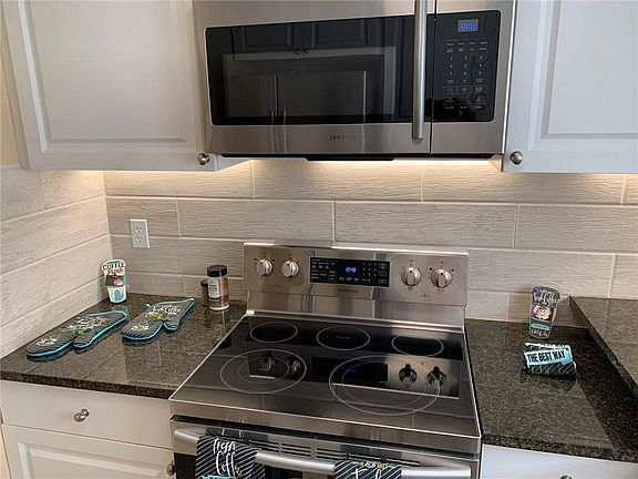 4th image of 12 Vista Palm Ln