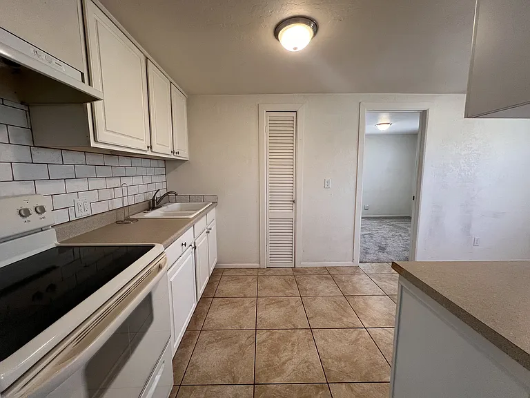 624 W Pinkley Ave #D — Photo 9