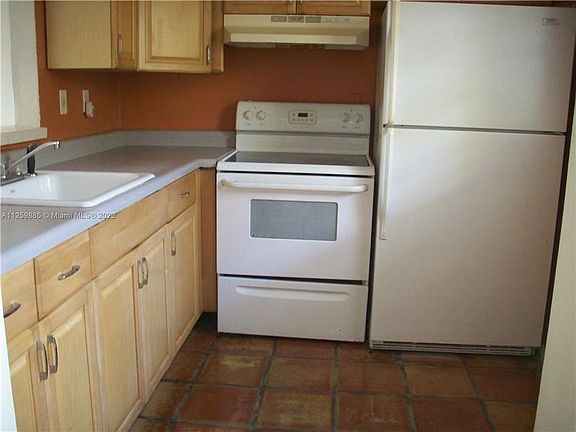 4th image of 300 NE 125th St APT 302