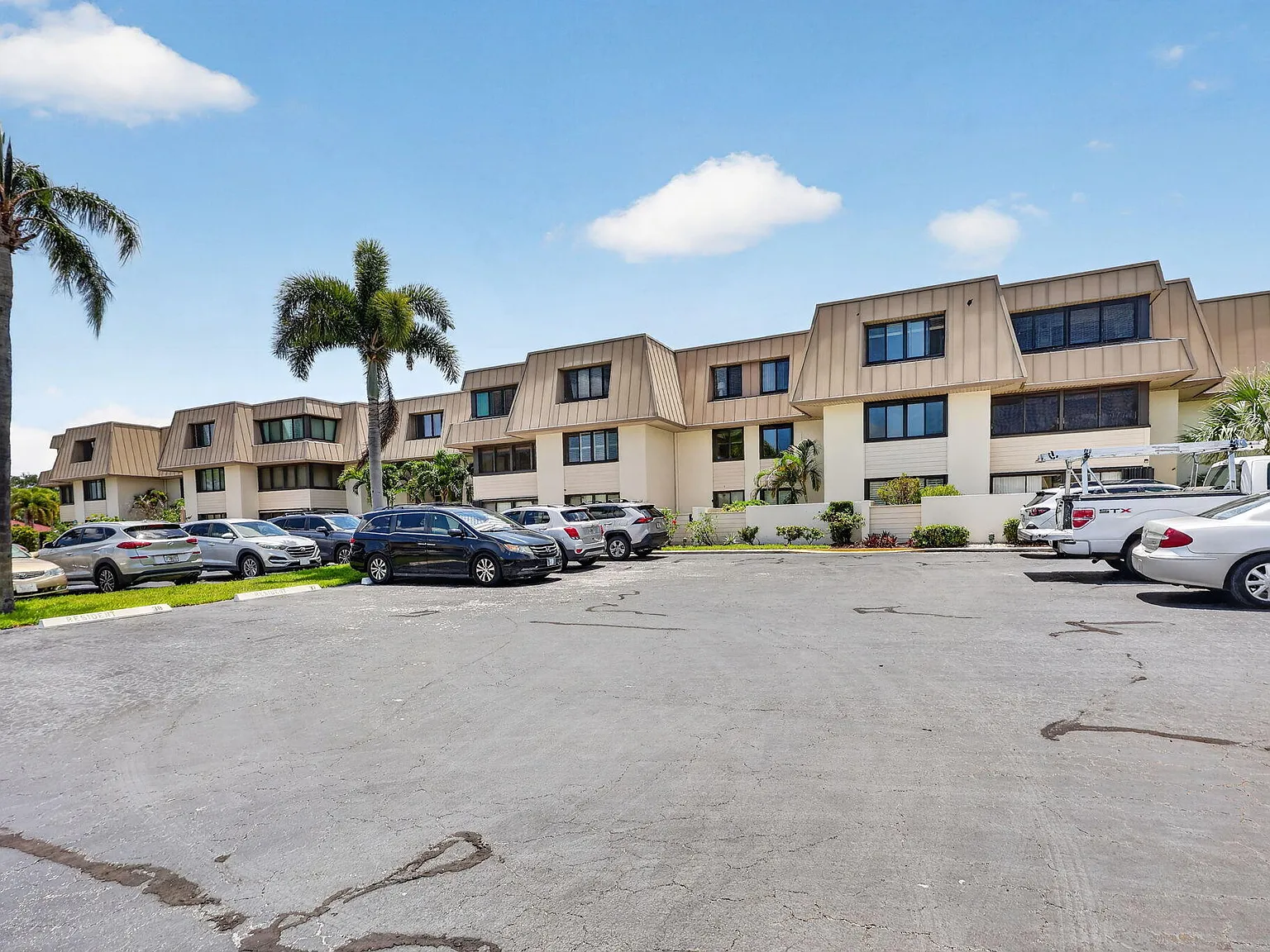 2 bed, 2.0 bath, 1044 sqft, $2,400 — Photo 4
