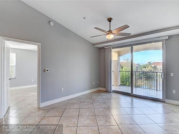 5th image of 918 Villa Cir