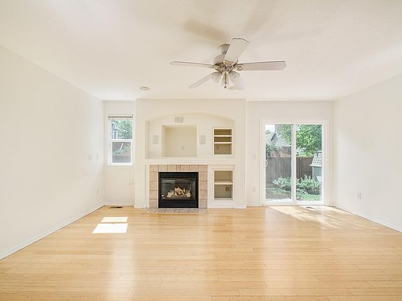 4th image of 302 Sanders Cir