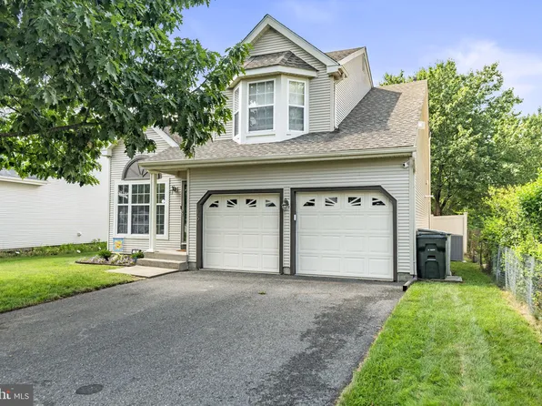 16 Foxchase Dr, Burlington, NJ 08016