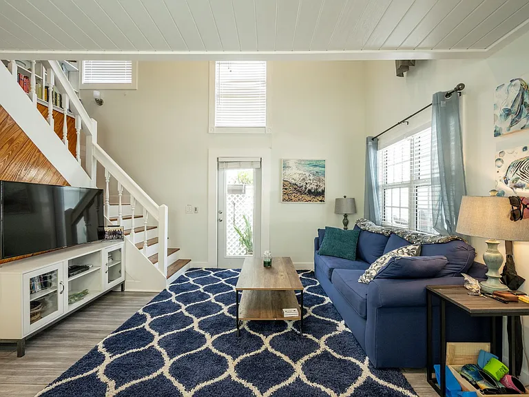 415 Julia St — Photo 2
