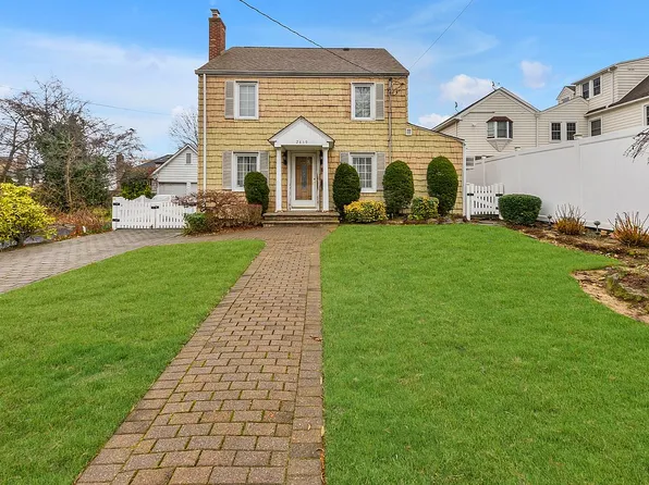2839 213th St, Bayside, NY 11360