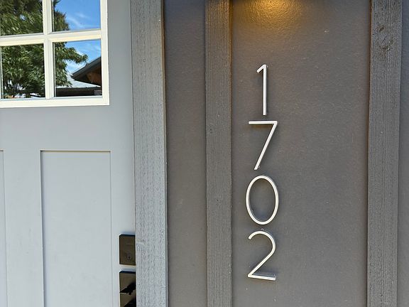 1702 is a newly furnished 2 bed/1 bath unit