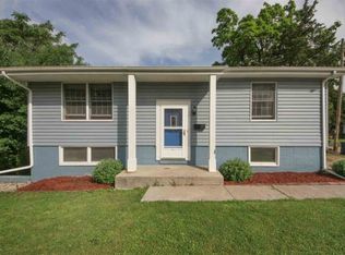 1320 Glencoe Ln, Bettendorf, IA
