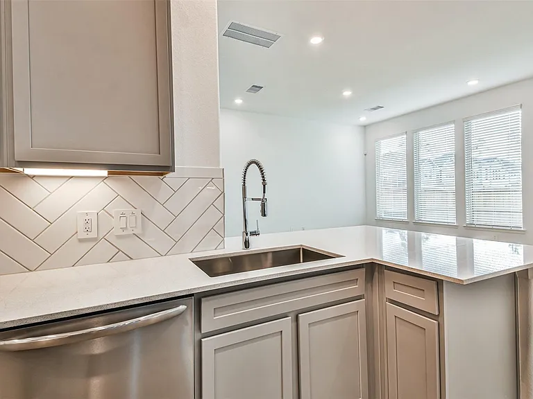 678 Royal Arch — Photo 15