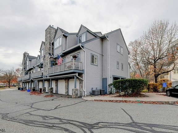 3rd image of 102 Woods Edge Dr Unit 102