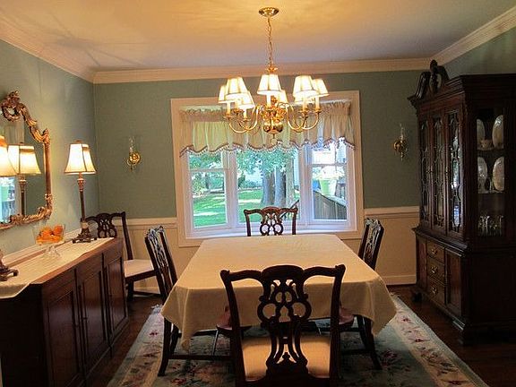 Dining Room,Hardwood Floor, Moulding, Bay Window