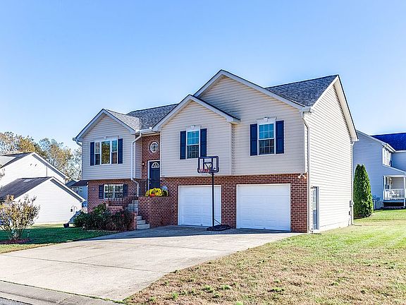2nd image of 45461 Columbine Pl