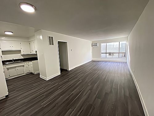 2nd image of 5032 Maplewood Ave APT 104