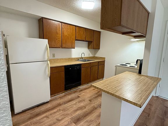 4th image of 1075 W Vanderbilt St #11507482