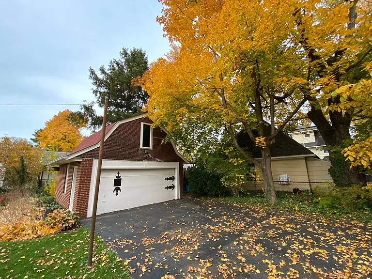 2975 Claremont Rd — Photo 2