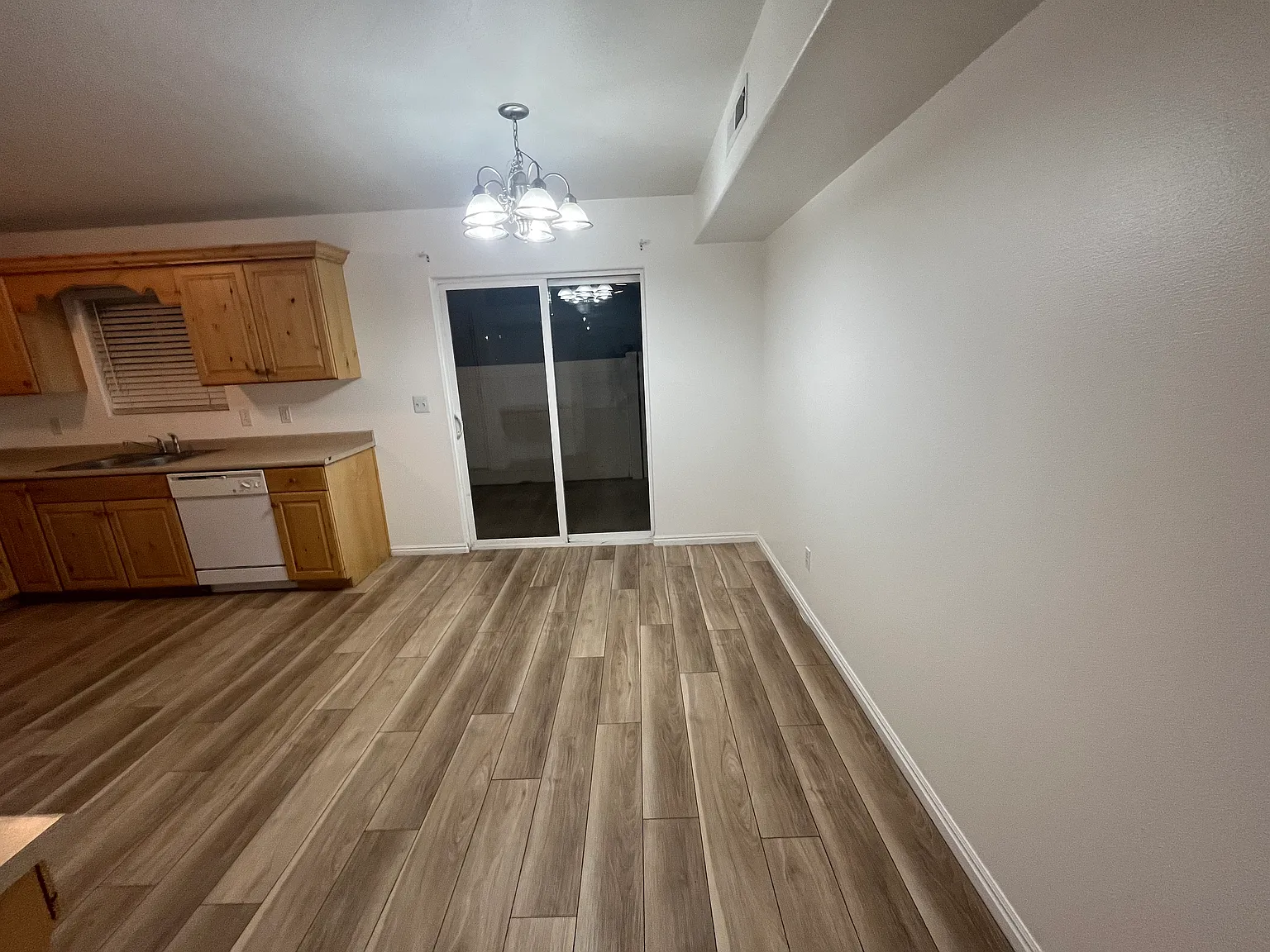 3 bed, 2.5 bath, 1373 sqft, $1,350 — Photo 4