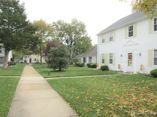 30 N Bradford Ln, Monroe Township, NJ 08831
