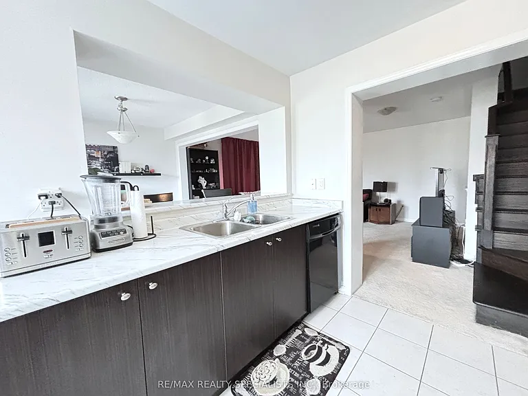 230 Mortimer Cres — Photo 8
