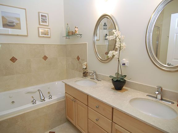 4th image of 825 W Cuyler Ave Unit 3E