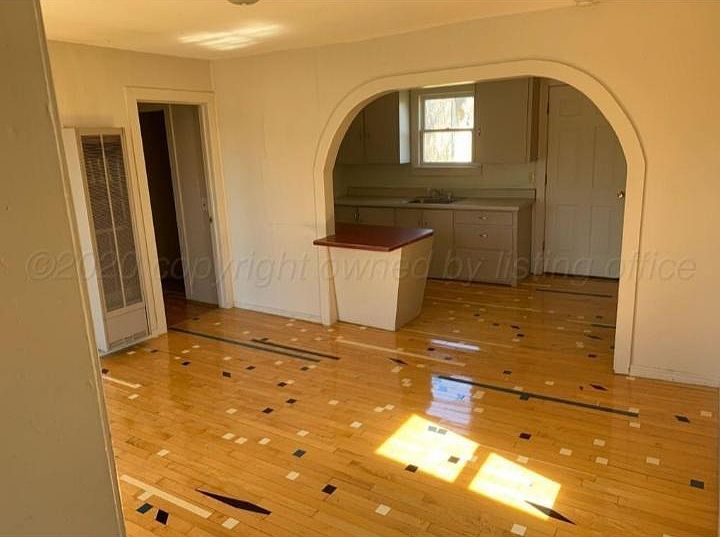 2nd image of 827 S Wilhelm Ave