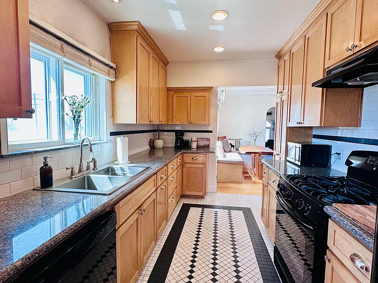 2619 Columbia St — Photo 17