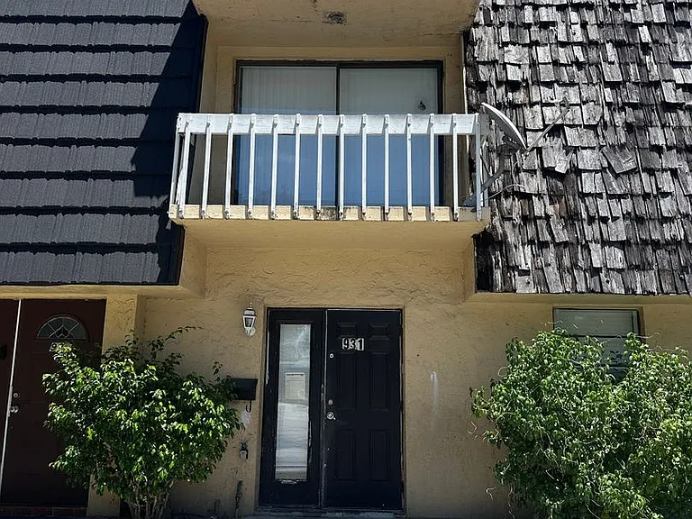 931 SW 20th Ct — Photo 2
