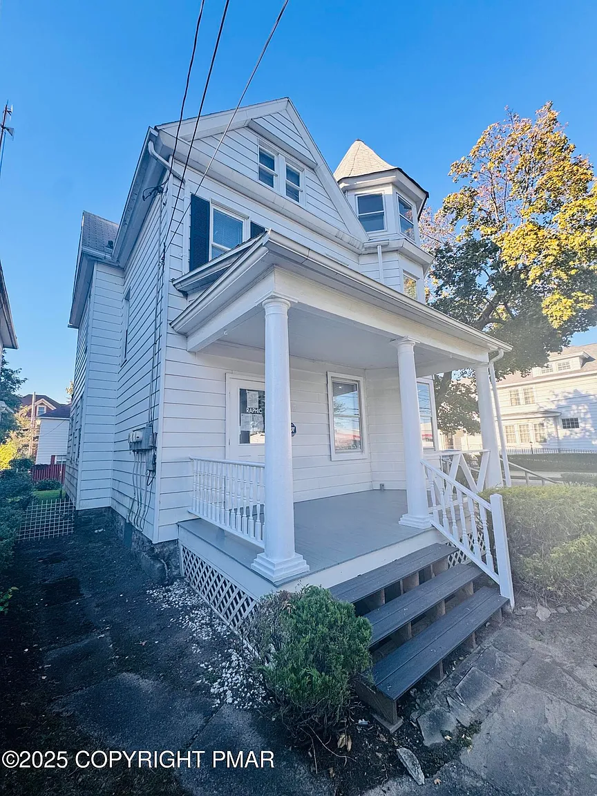 627 Carey Ave photo 1