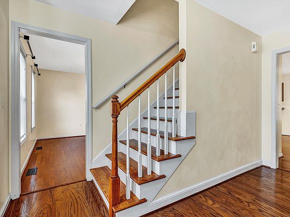 3rd image of 7909 Sequoia Dr