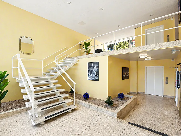 Hollywood Apartments — Photo 1