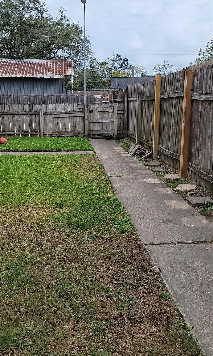 2 bed, 1.0 bath, 2704 sqft, $1,200 — Photo 1