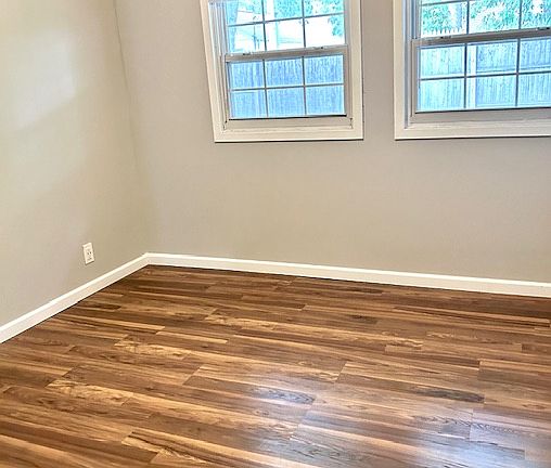 3rd image of 302 Kelly Ct