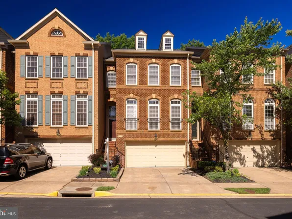 7144 Point Replete Cir, Fort Belvoir, VA 22060