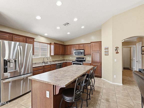 3rd image of 2936 E CRESCENT Way