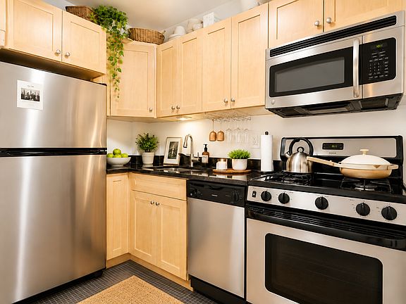 4th image of 528 E 6th St APT 3a
