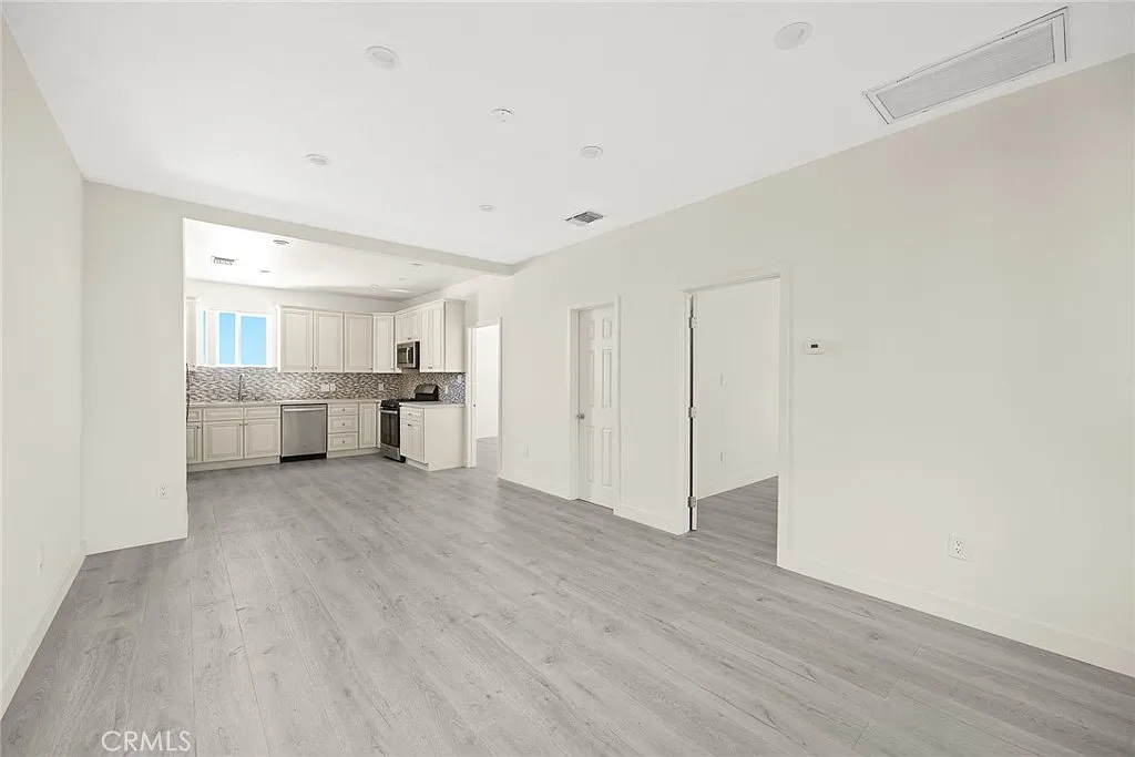 2 bed, 900 sqft, $2,725 — Photo 3