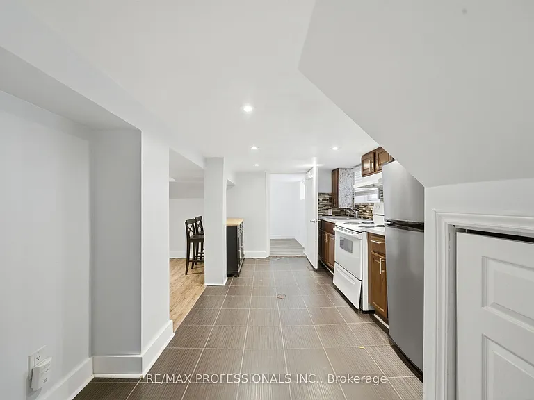 1993 Dufferin St — Photo 5