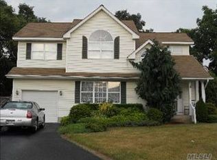 11 Silver Pond Cir, Commack, NY 11725